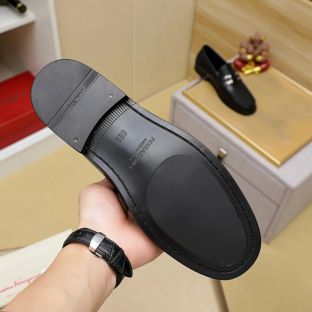 Men's shoes 💰460 🔥 Ferragamo new men's casual slip-on shoes 🇨🇳 Official website original 1:1 mold, original quality 💯 fine workmanship, high-end luxury ☘ The upper is made of imported Italian first-layer cowhide 🌴 Luxurious water dyeing 🐂 Leather lining 🍓 Rubber wear-resistant and non-slip outsole, breathable and comfortable to wear 🍍 The first choice for high-taste men, color optional! Code number 38-44 (45.46. Customized)